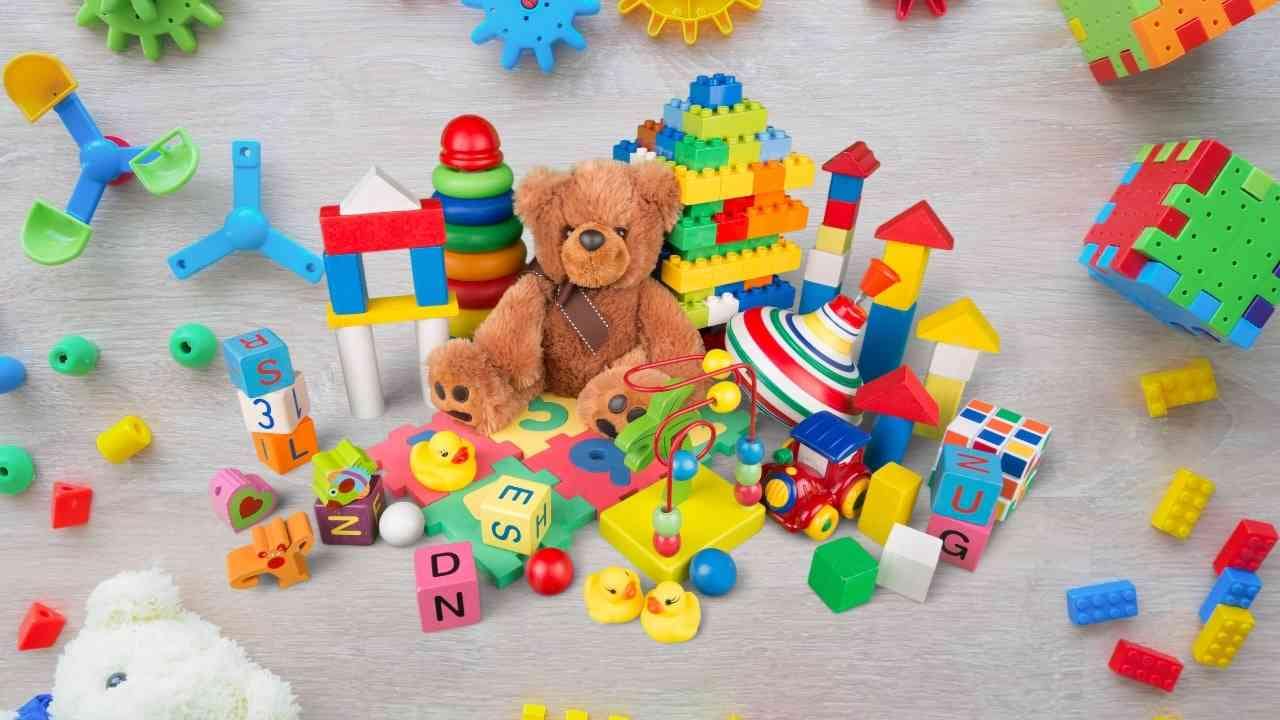 Kinderkleiderbörse Lengerich 2025 – Spielzeug und Kleidung Bunte Spielsachen auf dem Boden – Kinderkleiderbörse Lengerich 2025 mit Kleidung und Spielzeug für Kinder